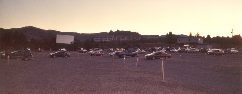 panoramic: screen anf field with speaker poles