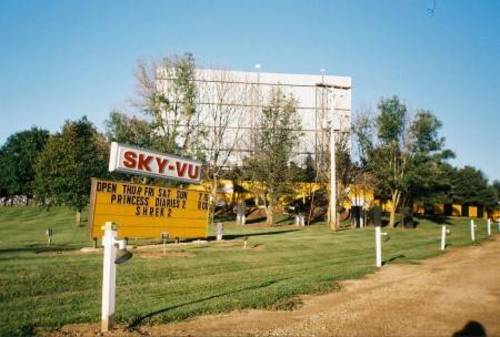 Marque and screen long shot.