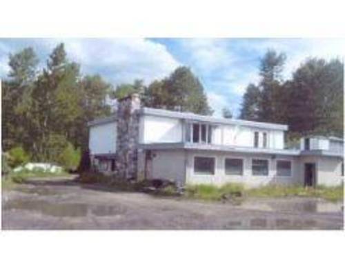 The picture is from a real estate listing, for years the property has been used as the "Out-O-Town Auto Wreckers". I would guess that it hasn't shown movies since the 80's or longer, folks at the local
Chamber mostly hadn't heard of one, but an older em