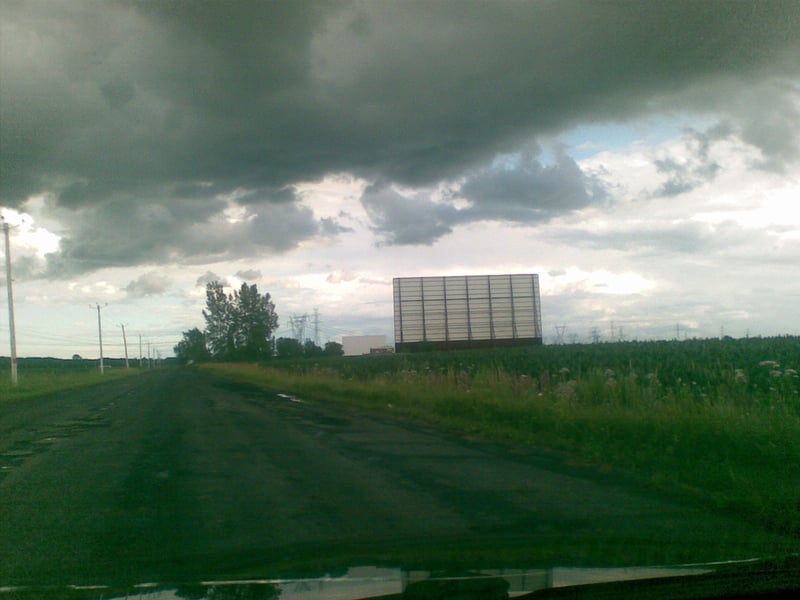 Back of screen 2 and front of screen 1. These two screens are two of the biggests drive-in screens in the world. Probably the biggest in the province of Québec.
