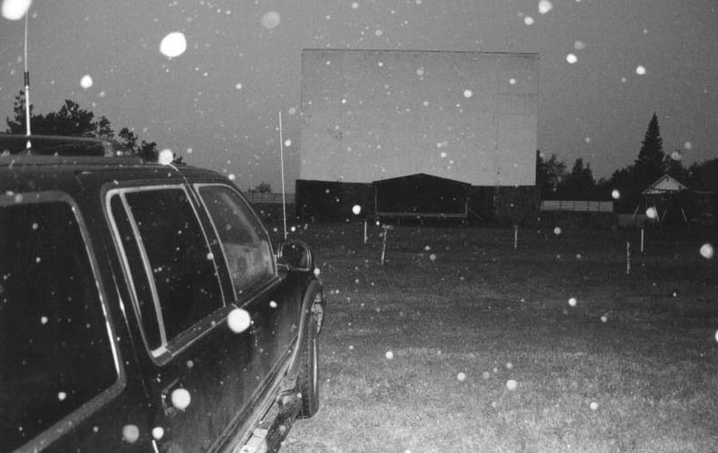 A rare snowfall on Canadian Thanksgiving Weekend looking back
at the snack bar. We were first to arrive, but the snow subsided and
over 50 cars braved the cool temps nearing the end of the season. Port
Elmsley re-opened mid-2000 after 8 or 9 years.
