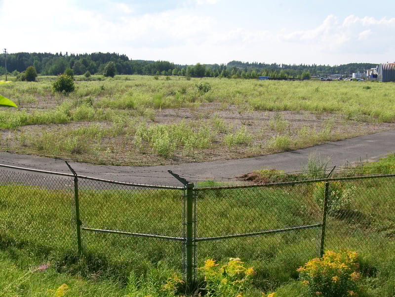 A l'avant plan le terrain 2, au centre a droite du poteau l'emplacement du restaurant et fond le terrain 1.