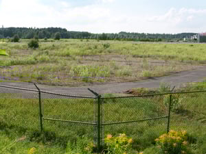 A l'avant plan le terrain 2, au centre a droite du poteau l'emplacement du restaurant et fond le terrain 1.