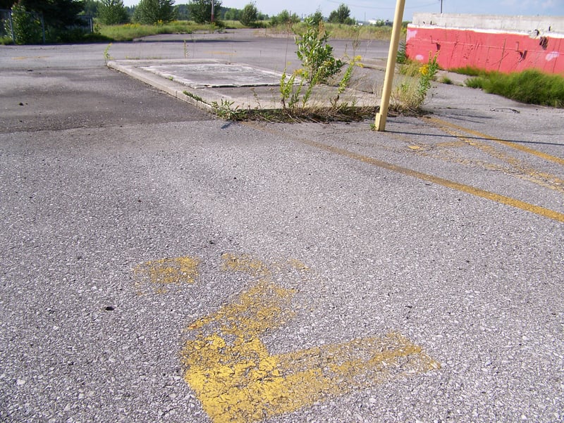 entrée pour l'ecran 2, et ancienne basse de ciment pour la caisse.