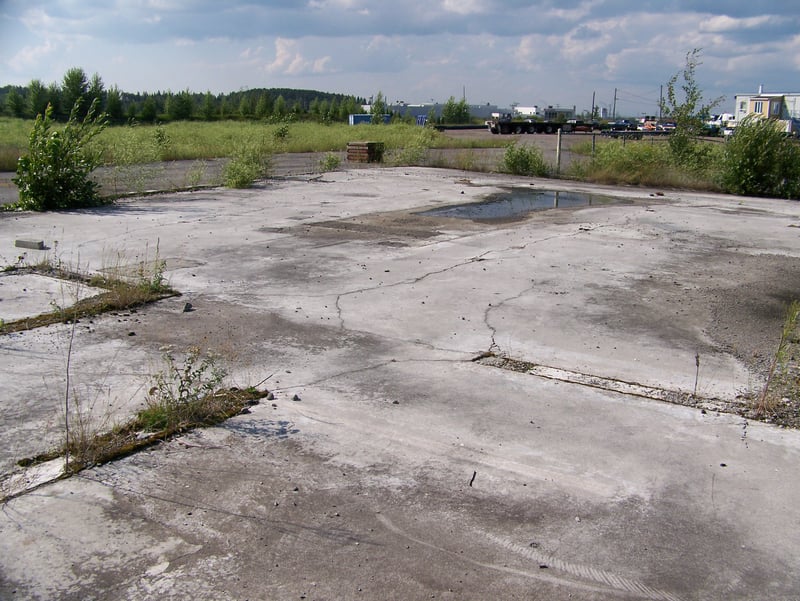 base de ciment du restaurant, a l,avant plan la salle de bain des hommes, au fond le restaurant, et a gauche l'entrée de la salle de projection.