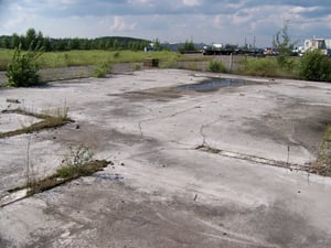 base de ciment du restaurant, a l,avant plan la salle de bain des hommes, au fond le restaurant, et a gauche l'entrée de la salle de projection.