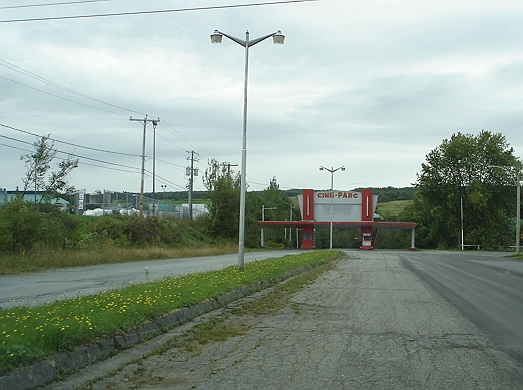 Divided road leading to the Cine-Parc gate