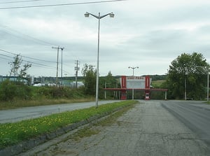 Divided road leading to the Cine-Parc gate