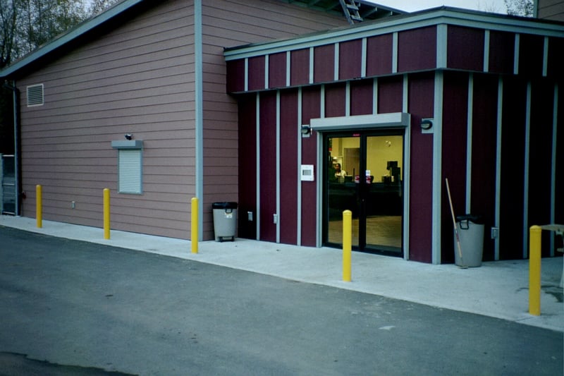 The snack bar, the 'drinks only' express window is on the left.