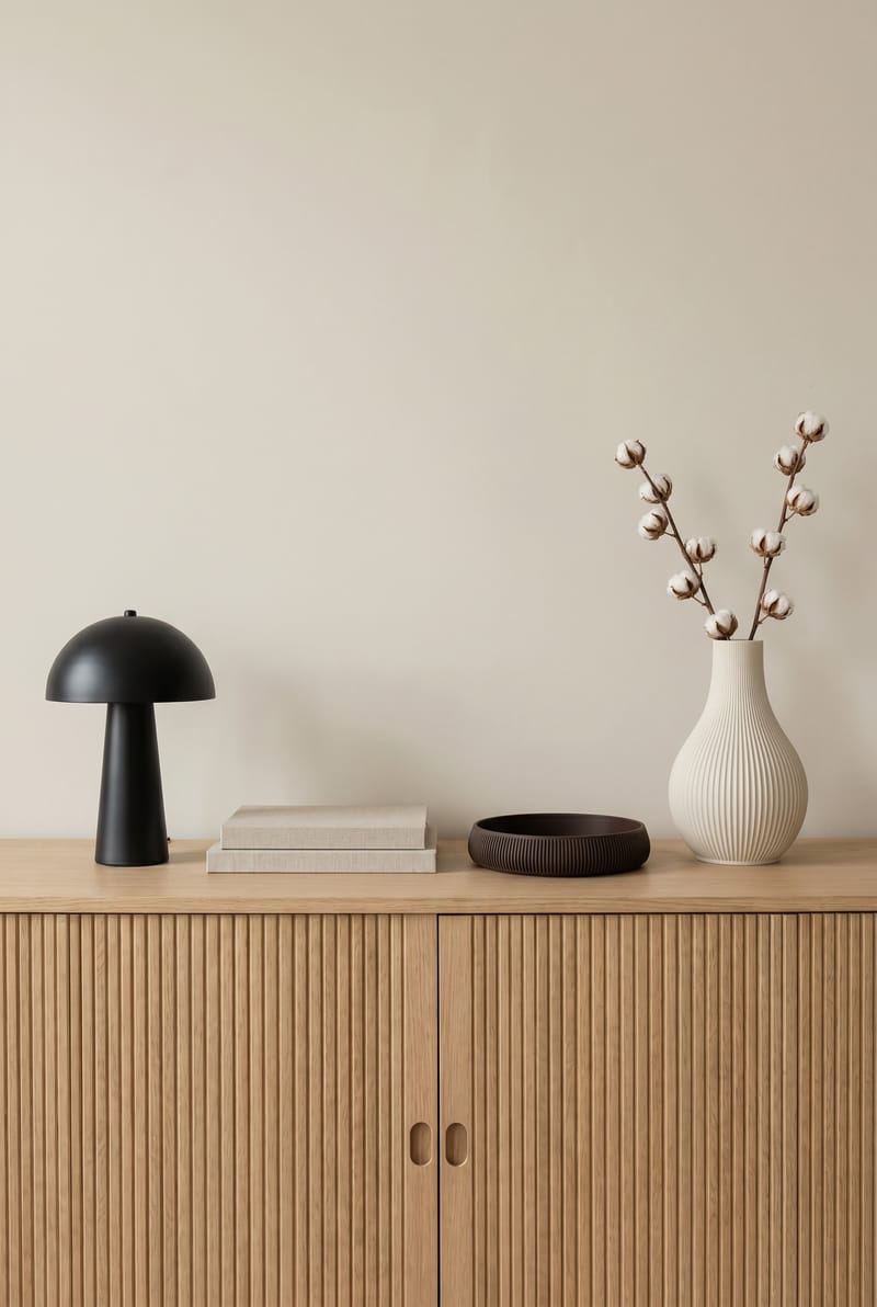 Sideboard-Styling mit cremefarbener Yazu Vase und Catch-All Schale