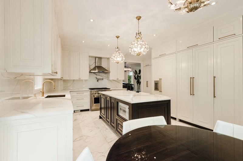 Luxury estate at 524 Rue des Falaises, Mont-Saint-Hilaire, QC — photo 15