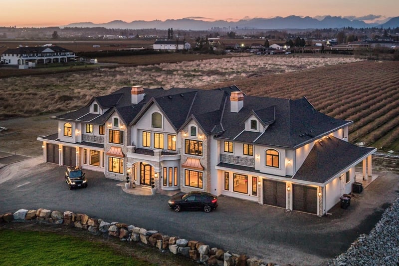Luxury estate at 16927 40 Avenue, Surrey, BC — photo 2
