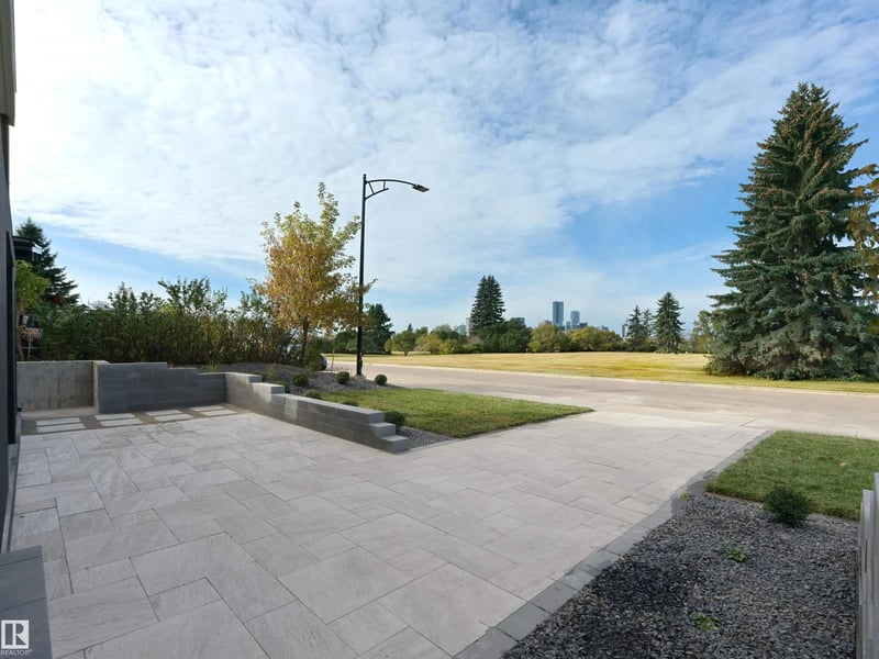Luxury estate at 8915 Strathearn Drive NW, Edmonton, AB — photo 4