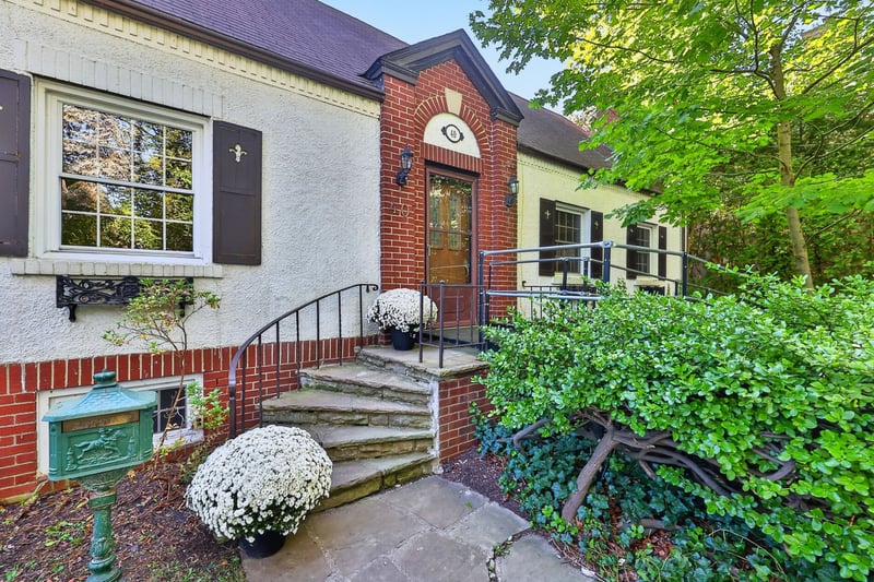 Luxury estate at 40 Pinewood Trail, Mississauga, ON — photo 5