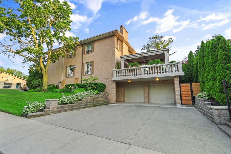 Luxury estate at 14 Delbrook Court, Hamilton, ON — photo 3