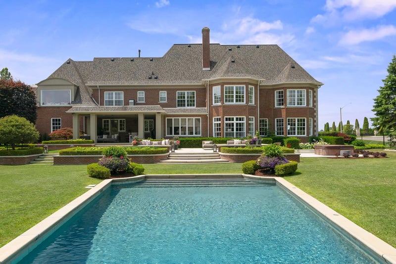 Luxury estate at 91 Fairfield Drive, King City, ON — photo 2