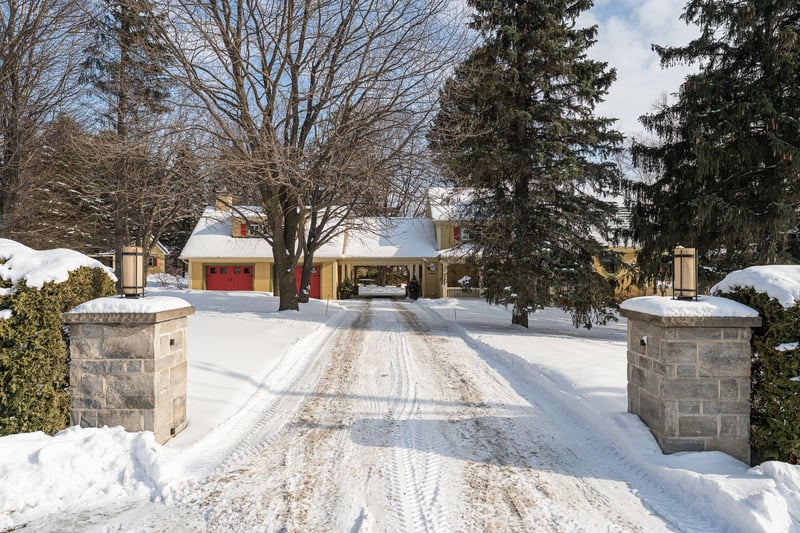 Luxury estate at 1365 Rue Principale, Saint-Paul-d'Abbotsford, QC — photo 2