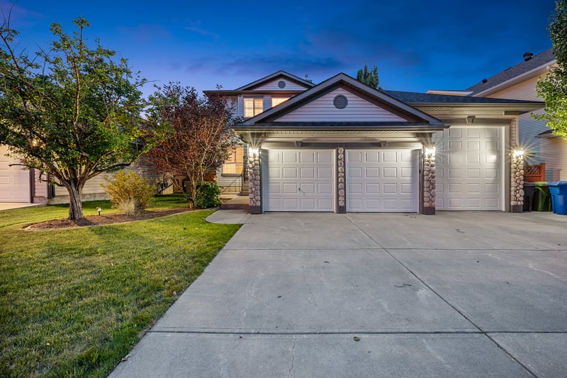 Luxury estate at 192 West Lakeview Place, Chestermere, AB — photo 2