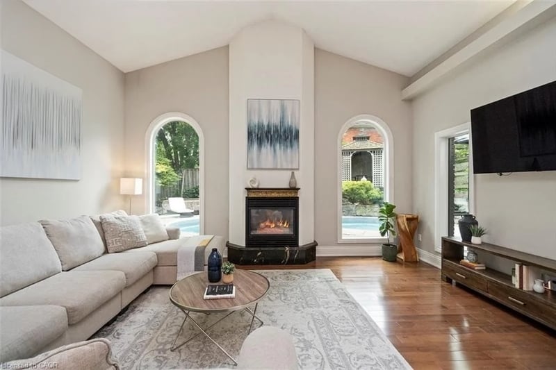 Luxury estate at 381 Queen Street South, Hamilton, ON — photo 7