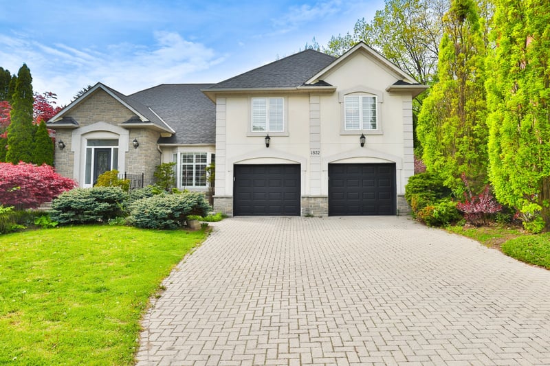 Luxury estate at 1832 Chesbro Court, Mississauga, ON — photo 2