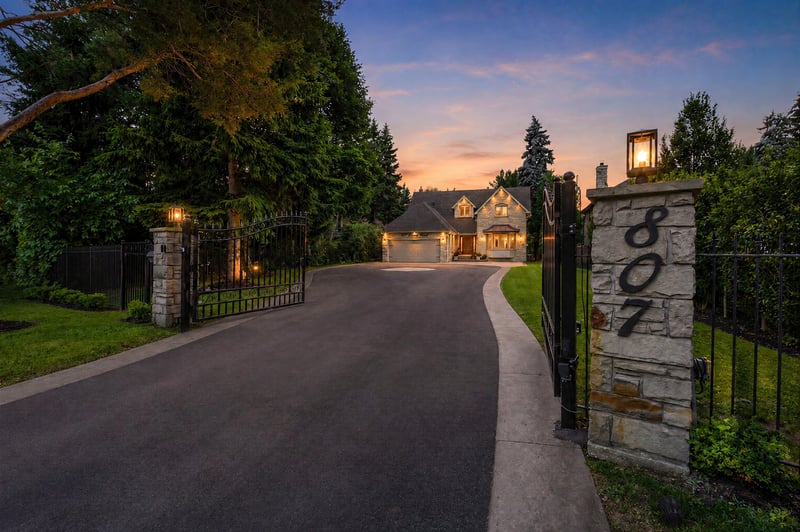 Luxury estate at 807 Indian Road, Mississauga, ON — photo 2