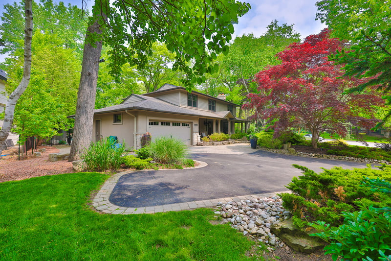 5-bedroom luxury home in 1293 Greenoaks Drive, Mississauga, ON