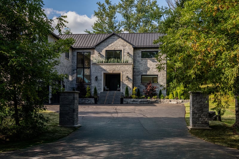Luxury estate at 1067 Jerseyville Road West, Hamilton, ON — photo 2