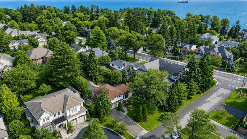 Luxury estate at 195 Wilton Street, Burlington, ON — photo 3