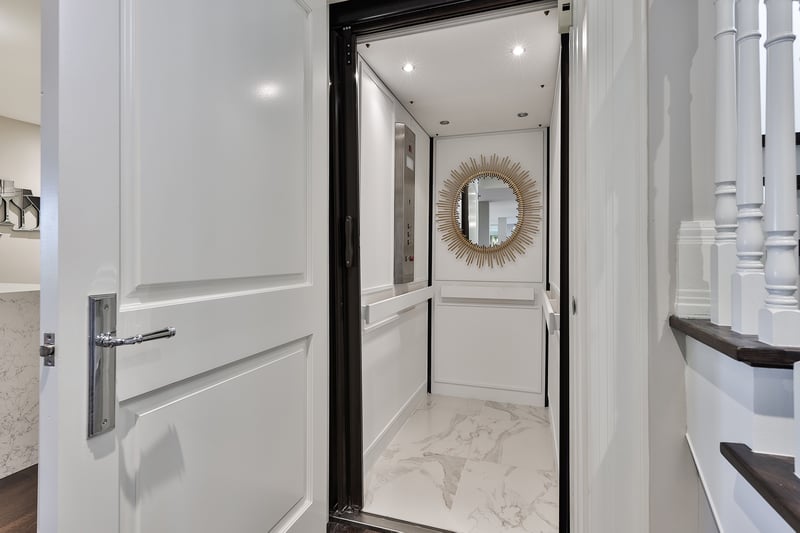 Luxury estate at Burlington — photo 27