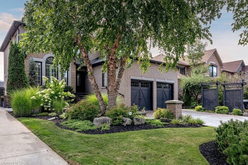 Luxury estate at 55 Chianti Crescent, Hamilton, ON — photo 2