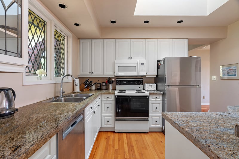 Luxury estate at 1019 Terrace Avenue, Victoria, BC — photo 8