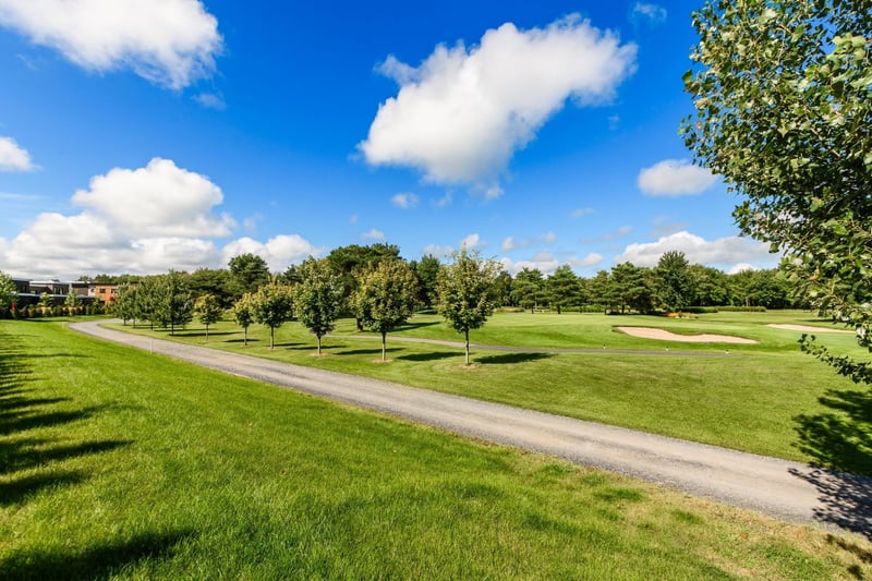 Luxury estate at 318 Rue Narbonne, Sainte-Julie, QC — photo 40
