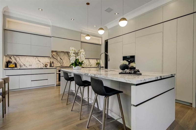Luxury estate at 211 Glencairn Avenue, Toronto — photo 6