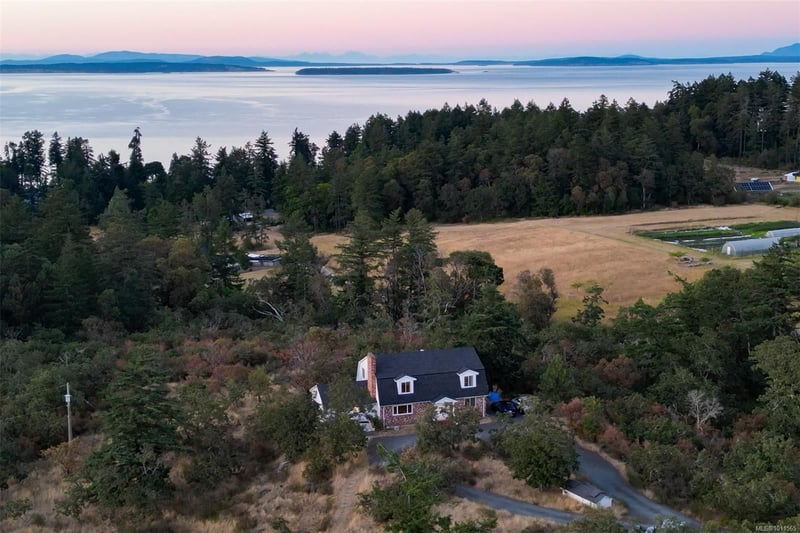 Luxury estate at 4589 Blenkinsop Road, Victoria, BC — photo 2
