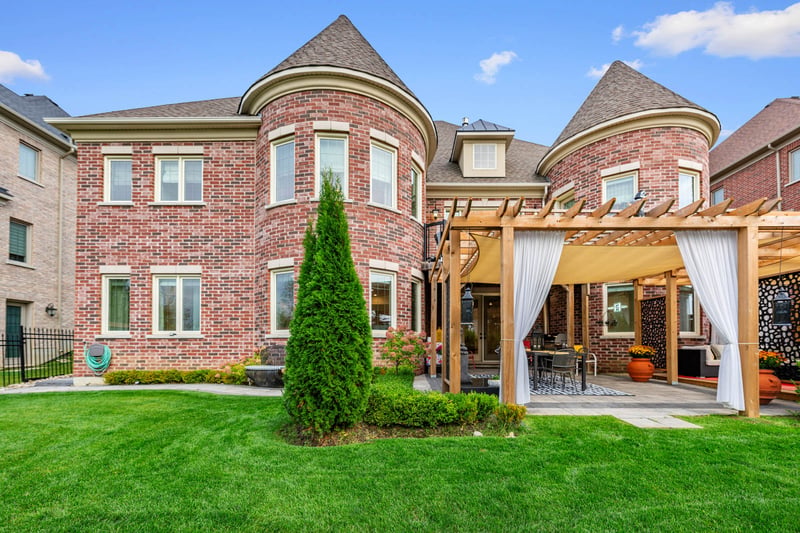 Luxury estate at 28 Chuck Ormsby Crescent, King City, ON — photo 4