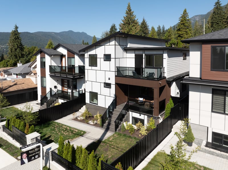 Luxury estate at 806 Montroyal Boulevard, North Vancouver, BC — photo 4