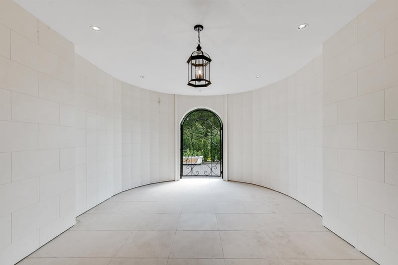 Luxury estate at 735 Saint Andrews Road, West Vancouver, BC — photo 14