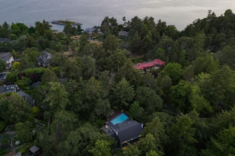 Luxury estate at 2861 Tudor Avenue, Victoria, BC — photo 7