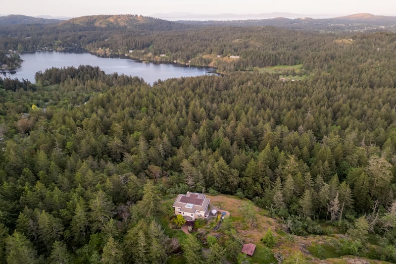 Luxury estate at 4699 Kerryview Drive, Victoria, BC — photo 3