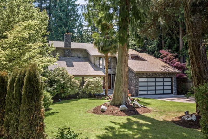 Luxury estate at 1007 Kentwood Place, Victoria, BC — photo 2