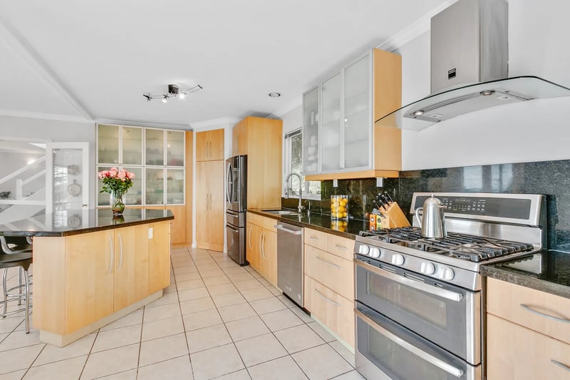Luxury estate at 530 Craigmohr Drive, West Vancouver, BC — photo 9