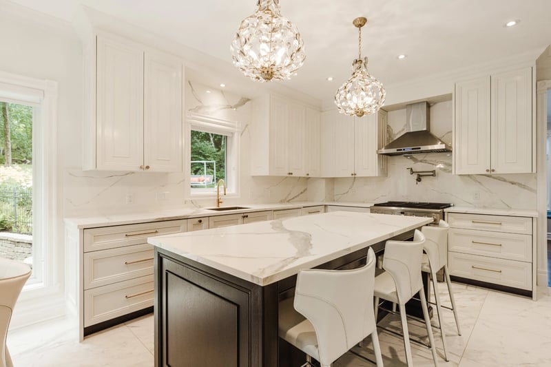 Luxury estate at 524 Rue des Falaises, Mont-Saint-Hilaire, QC — photo 14