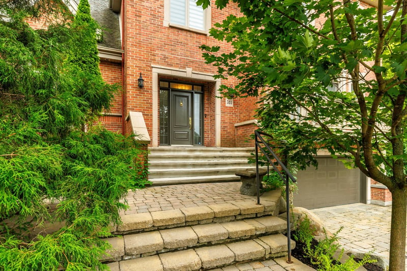 Luxury estate at 524 Rue des Falaises, Mont-Saint-Hilaire, QC — photo 4