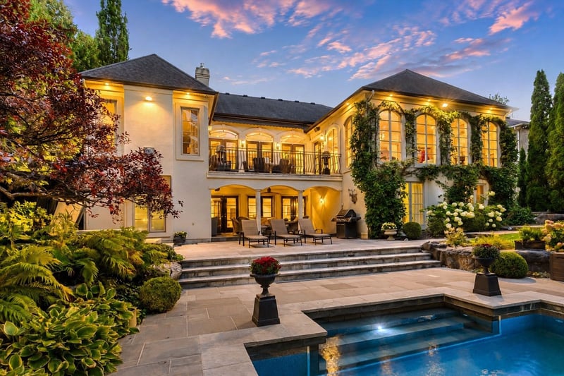 Luxury estate at 21 Harrington Place, Hamilton, ON — photo 2