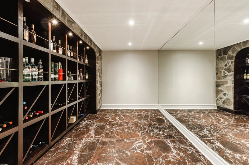 Luxury estate at 524 Rue des Falaises, Mont-Saint-Hilaire, QC — photo 24