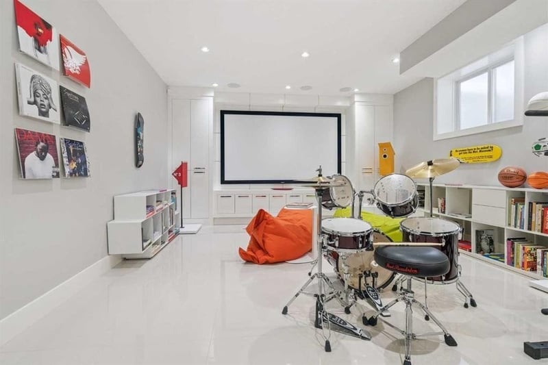 Luxury estate at 2026 32 Street Southwest, Calgary, AB — photo 15