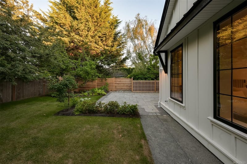 Luxury estate at 587 Oliver Street, Victoria, BC — photo 28