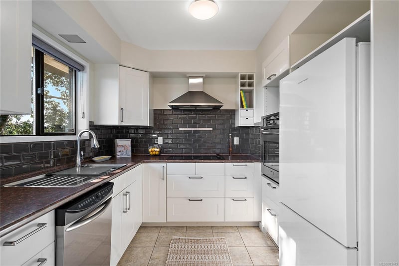 Luxury estate at 4101 Mariposa Heights, Victoria, BC — photo 11