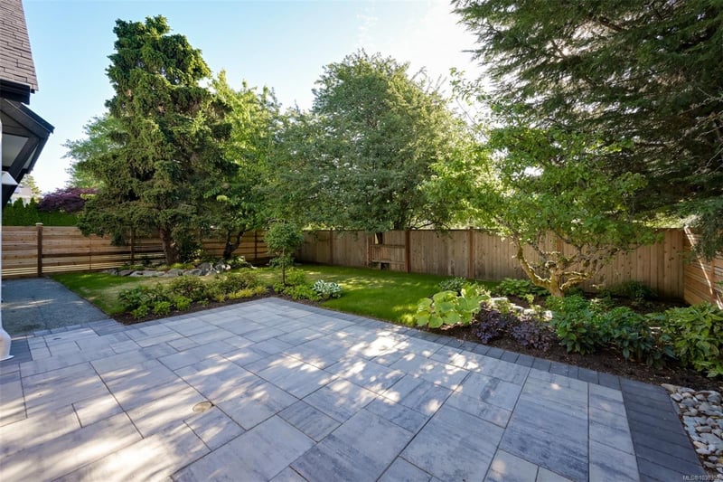 Luxury estate at 587 Oliver Street, Victoria, BC — photo 11