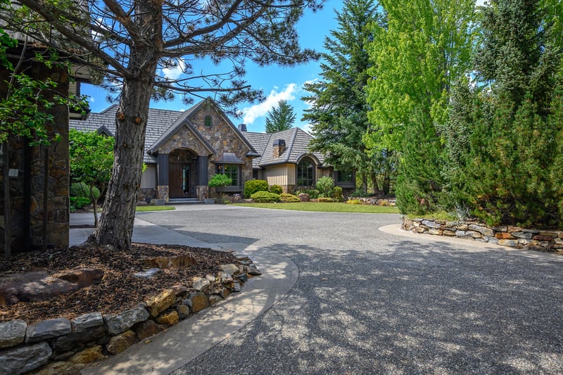 Luxury estate at 3006 Coachwood Crescent, North Okanagan, BC — photo 2